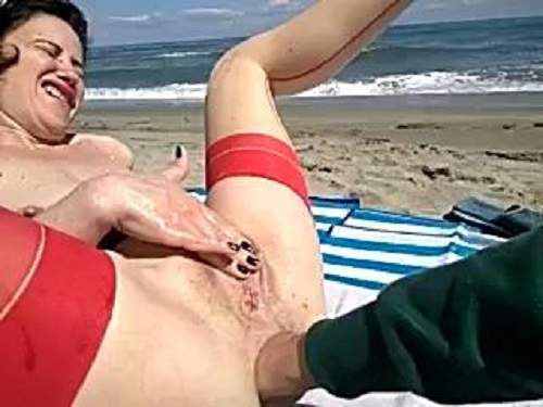 Mature Anal Fisting Porn - Perverted mature anal fisting to rosebutt on a beach ...