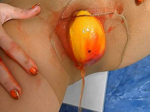 Vegetable porn – Scat girl penetration orange in her pussy in bloody period