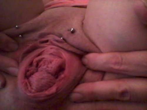 Close up – Mature with pierced pussy stretched her huge cervix