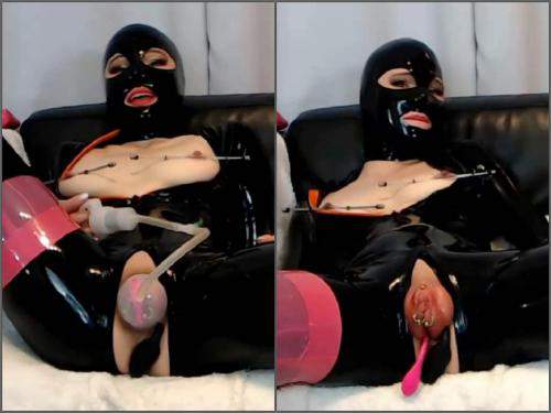 Webcam – Rubber masked queen pump her large labia piercing pussy