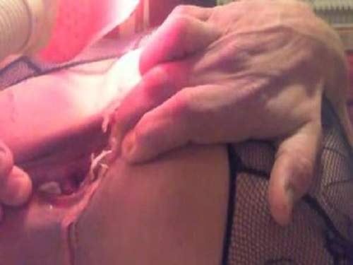 Closeup – Hot wax in anal male webcam closeup