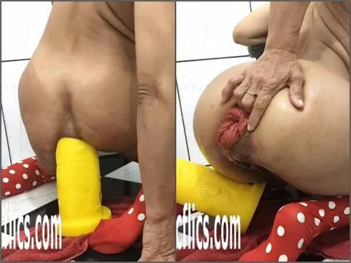 Mature anal – Sexy MILF Maria shocking size yellow dildo penetration fully in prolapse