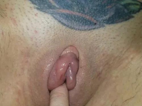 Huge clitoris – Rubbing big wifes’ clit after pussy pump