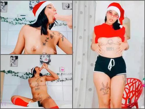 Closeup – Tattooed camgirl LeahLovett Sloppy Blowjob for Christmas